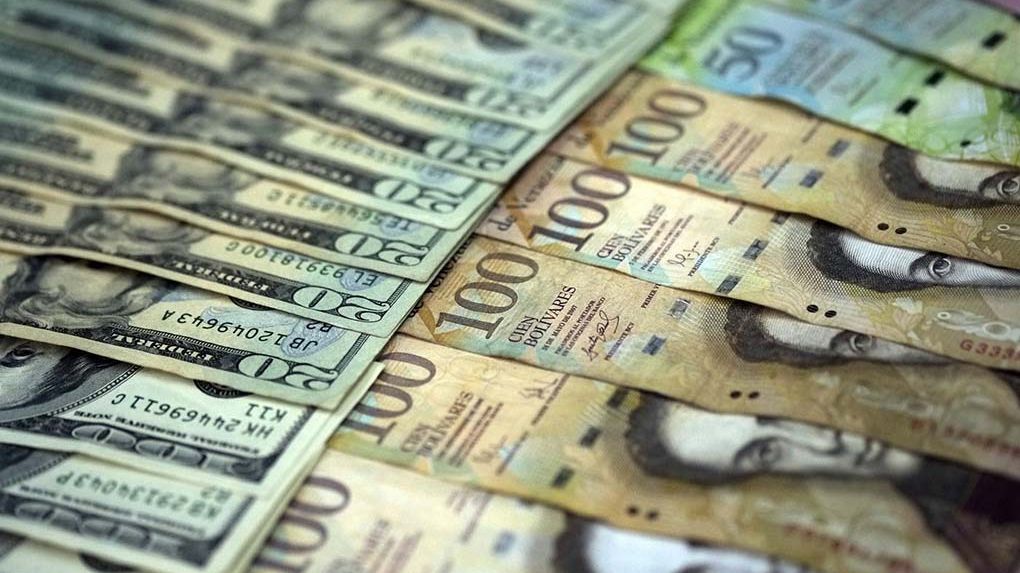V socialistické Venezuele se platí dolary. Prezident Maduro souhlasí